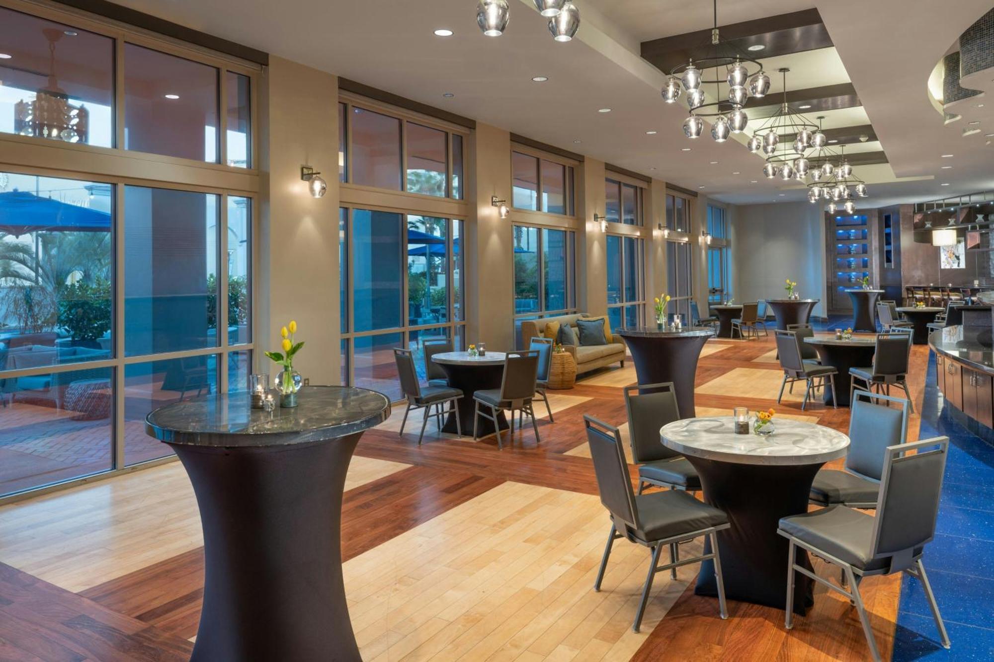 Renaissance International Plaza 4*