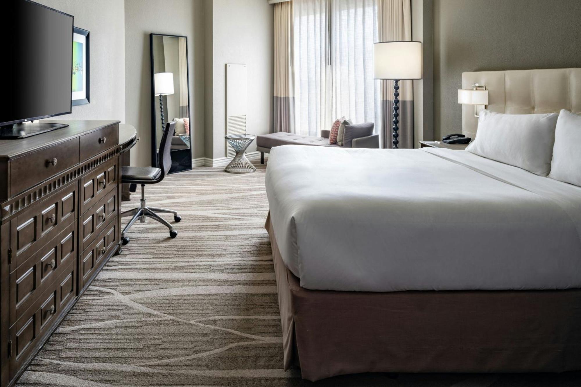 Hotel Renaissance International Plaza 4*